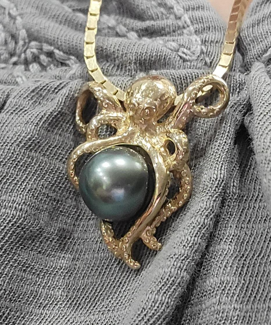 He'e (Octopus) Tahitian Black Pearl Pendant in Gold810mm